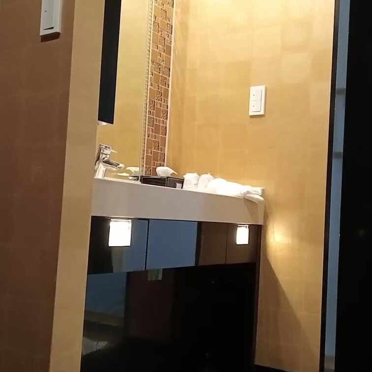 我慢できずに
洗面台でおしっこをしてしまいました💦




※リクエスト動画としてオーダーがあったので撮影を