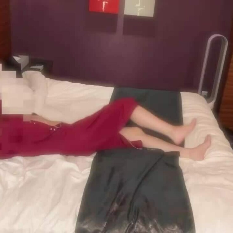 久しぶりのラブホでイチャラブしました😊
キスから始まる熱い夜🌉❤️