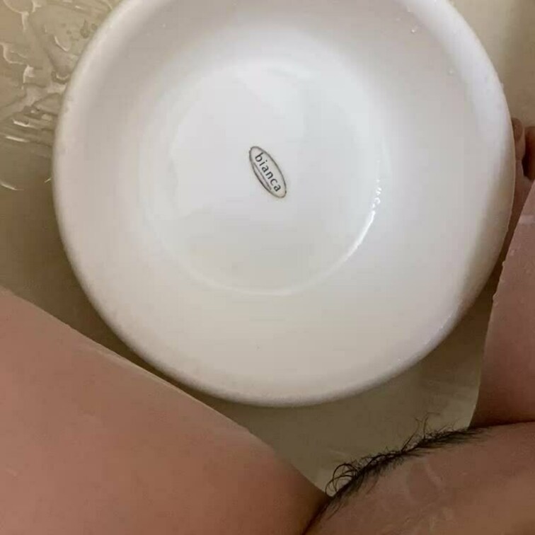 洗面器におしっこしてみたけど少なめでした😳