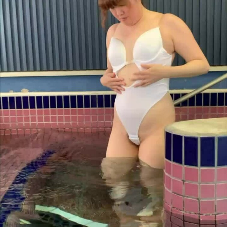 誰もいないのでちょっとHな白い水着に😊

恥ずかしがってる表情がなんとも美味です🤤