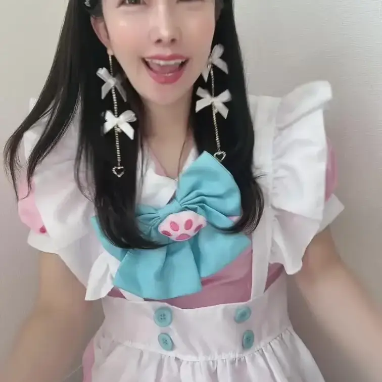 メイドのコスプレをしてみました！
ご主人様💗
お風呂にする？ご飯にする？
それとも…？？💗