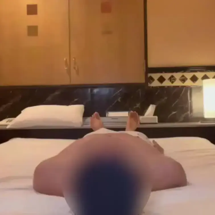 35歳の美人OL。さっきまで会社のオフィスで働いていたOL。仕事帰りのにおいが染み込んだ股間をじっくりと嗅がせる。パンツ