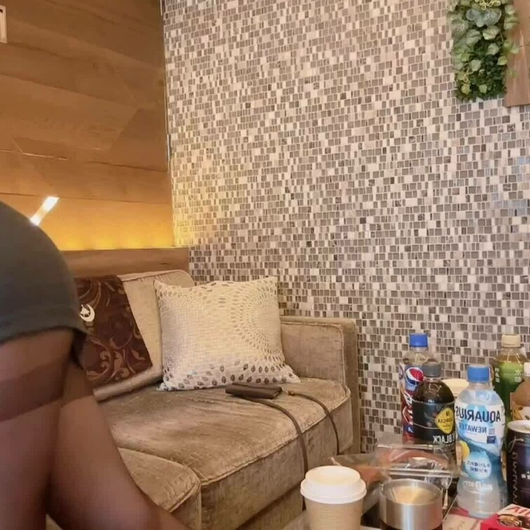 セクシーな部分を持ちつつ、お茶目な所も垣間見れるオフショット🤭
