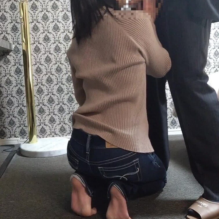 スーツ男子に貸出しした時の様子をお楽しみ下さい。
スーツ男子とディープキスをしてオ◯ンコをびちょびちょ濡らしてたようで