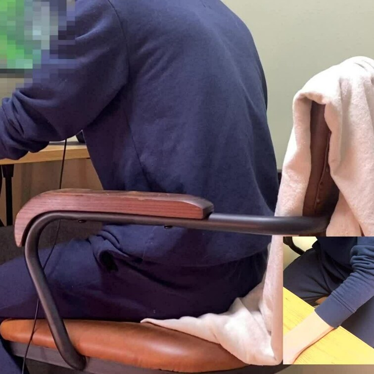 ゲーム中の同居人に、オイル手コキで襲ってみた♡