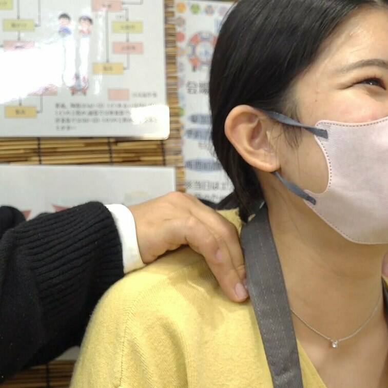 ちょい見せ。本編はこちらから→
#11【陶芸中の胸チラ】旦那さんいいんですか！？エロすぎ爆乳の誘惑!!



