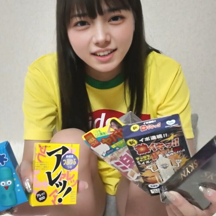 右上の「いいね❤️」を押してから見てくれると嬉しいな💕

5種類のコンドームをディルドに付けて、どれが一番気持ちいい