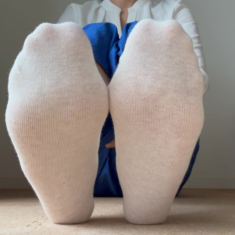 仕事着の靴下脱ぎ　足指くねくね