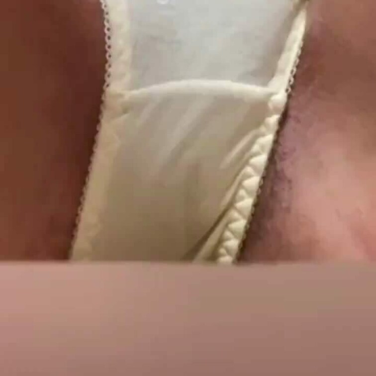汚パンツ中はオナラの匂いも染み込ませます。