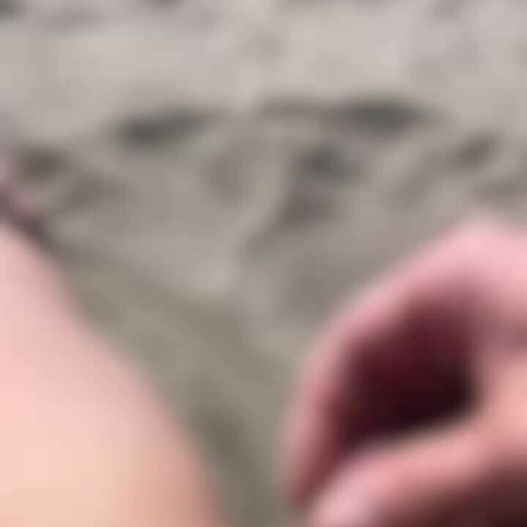 
海で露出オナニー
モザイクかけてるから見えないけど、
海辺に人はちらほら居ました。

誰か気づいて触りに来て