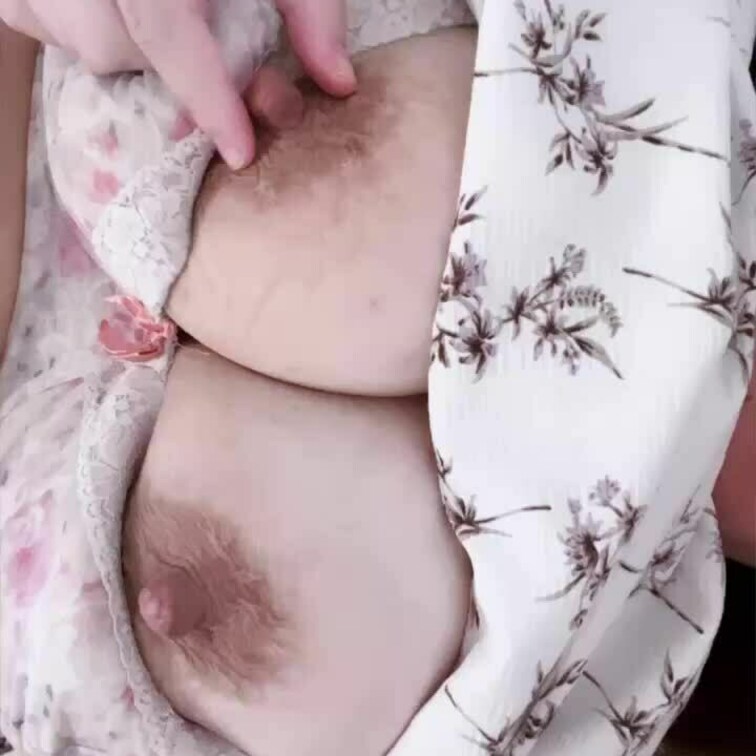 乳首コリコリつまんでます♡♡