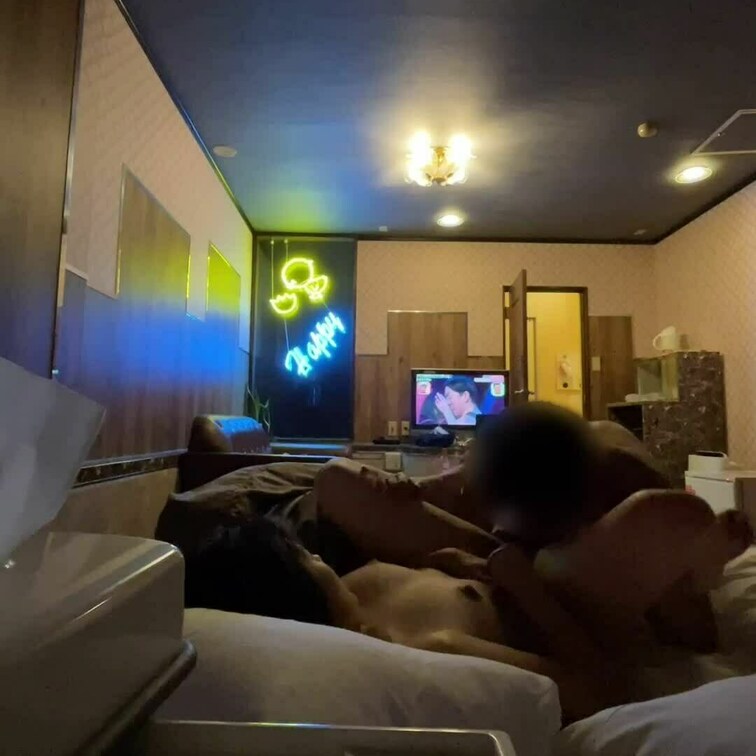 素人カップルのハメ撮り動画となっております。この動画ではリアルな雰囲気と声を楽しんで頂けたらと思います。単品販売もござい