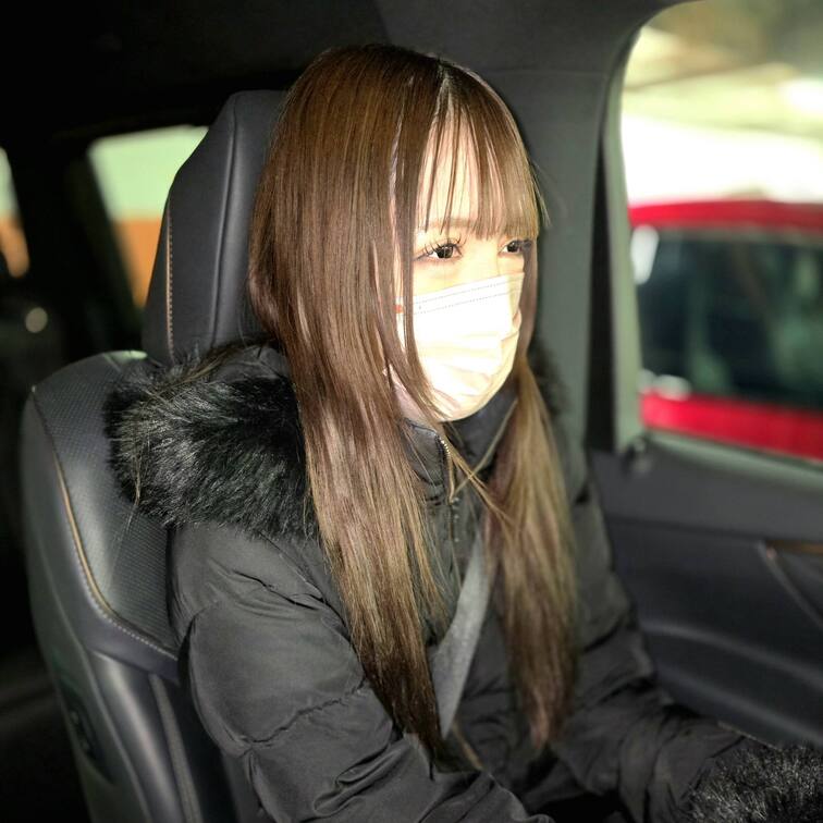 生フェラ33は超美人カーディーラ受付嬢らしく駐車場に止めた車内で生フェラ&口内発射！こんな美女に洗ってないおじさんのアソ