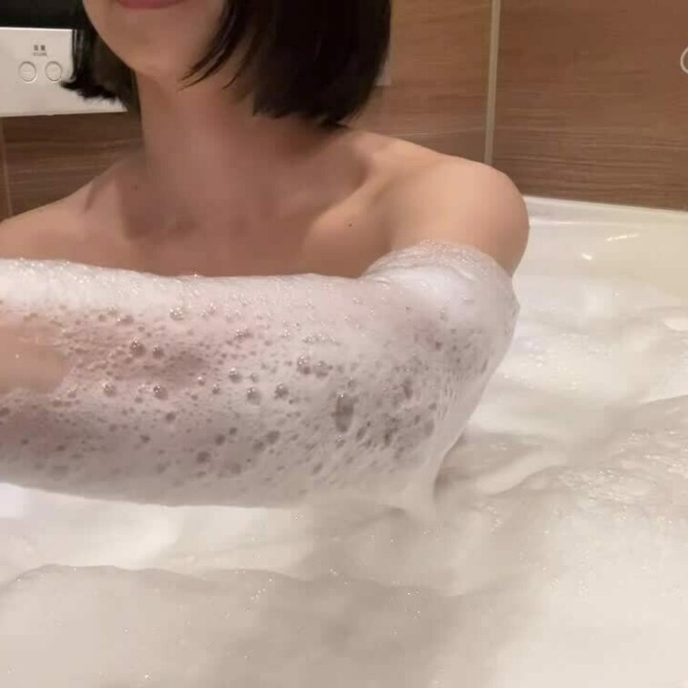 ネイリストの彼女さんの美乳入浴シーンを彼氏さんが晒してもらいたいとのことで急遽アップしますので感想お待ちしてます😎
