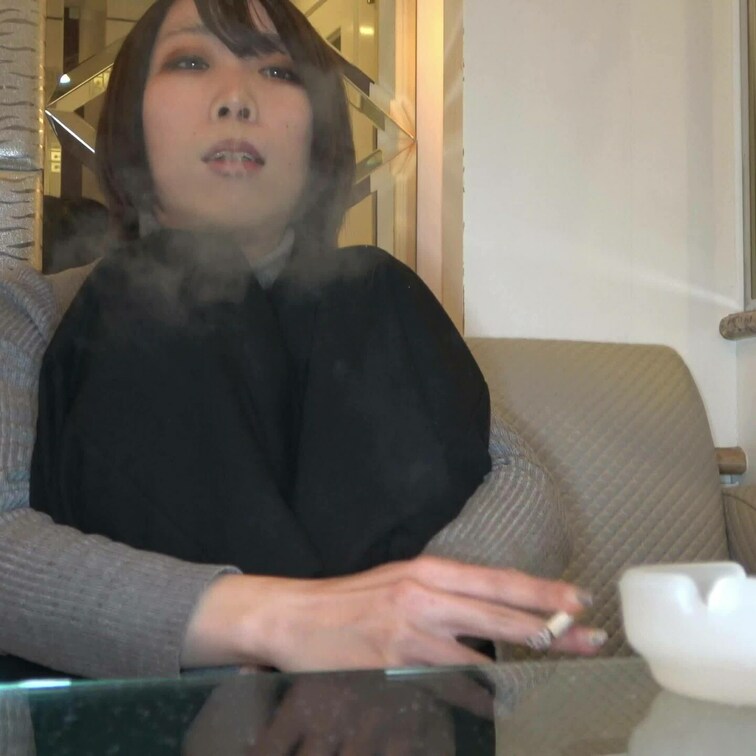 ホストである彼への売掛金の為にハメ撮りを決意したかえでちゃん

普段は建設現場で働く彼女は終始笑顔で明るい性格
