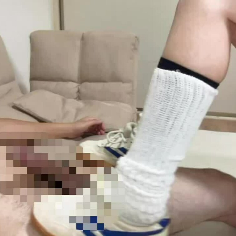 連履きルーズでM男君を責め倒す❤︎
ルーズ好きにはたまらない真っ黒悪臭ルーズで
靴コキ！乳首責め！おちんちん責め！