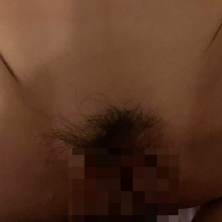 中出しハメ撮り
中出ししたあと、あふれ出る膣から精液をかき出します。
相手は42歳人妻