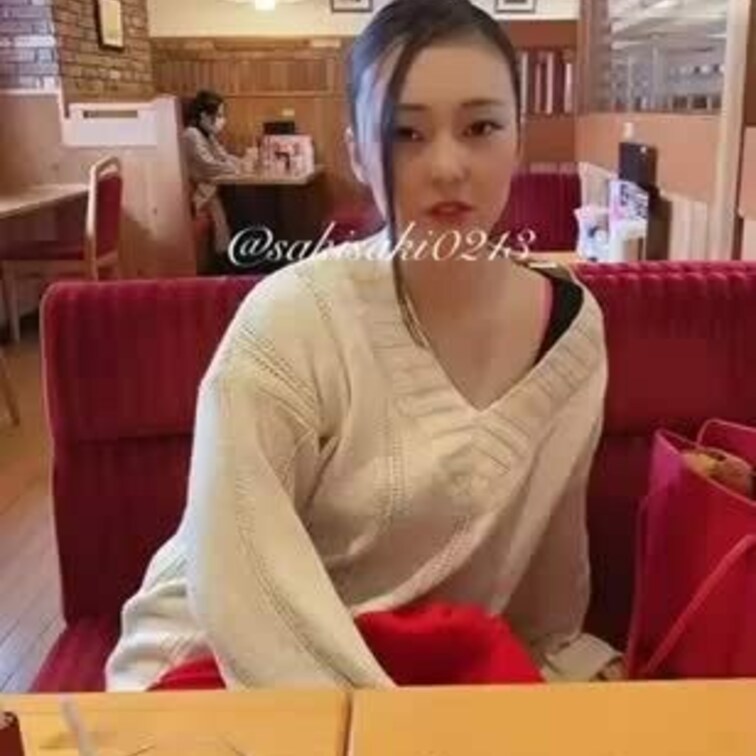 周りに人がいる喫◯店で、机の下に潜って‥🫣 
これ、絶対バレちゃダメなやつ💦
  時間短いけど、これは見るべき！？🥰