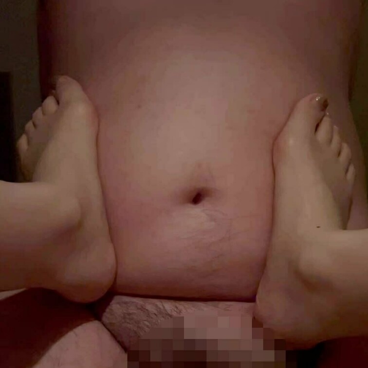 キモデブおじさんのだらしないぽちゃ腹ゲジゲジ♥
足で乳首攻め