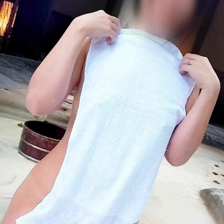 温泉女子にお湯をかけました。