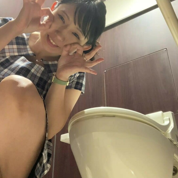 お花を見に行って、トイレでおしっこした動画です。
お花が見たくなって北海道の親戚と一緒にラベンダー畑へ行った時の旅行画