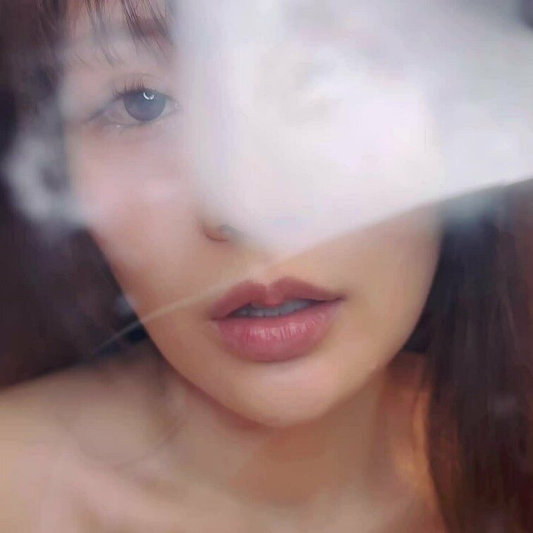アクリル板を唾液たっぷりでぺろぺろ♡
キスもたっぷりしちゃってます♡

フェチ向けだけどめっちゃエロく仕上がってる