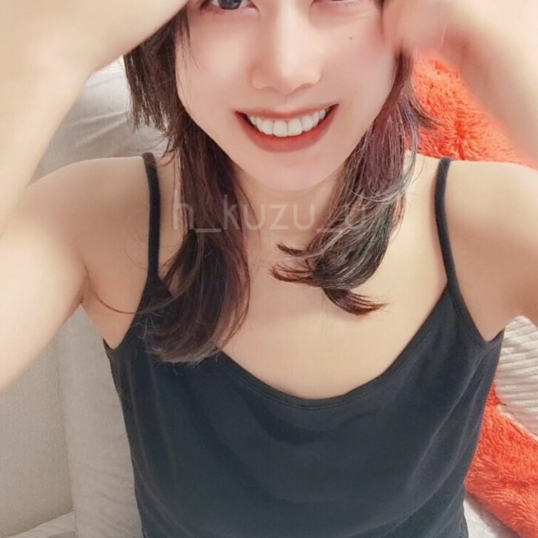 乳首こねくりまわすおもちゃ
お風呂上がりのすっぴんだから顔薄い