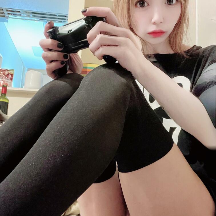 「あれ？弱くない？w本気出してる？じゃあさ、負けたら罰ゲームね、一回負けたら、一回なんでも言うこと聞くってしよ〜、なにさ