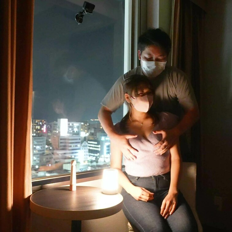 夜景の見えるホテルの窓際で外から丸見えの状態で電マでおっぱいとクリトリスを責められビショビショになっちゃいました😳
