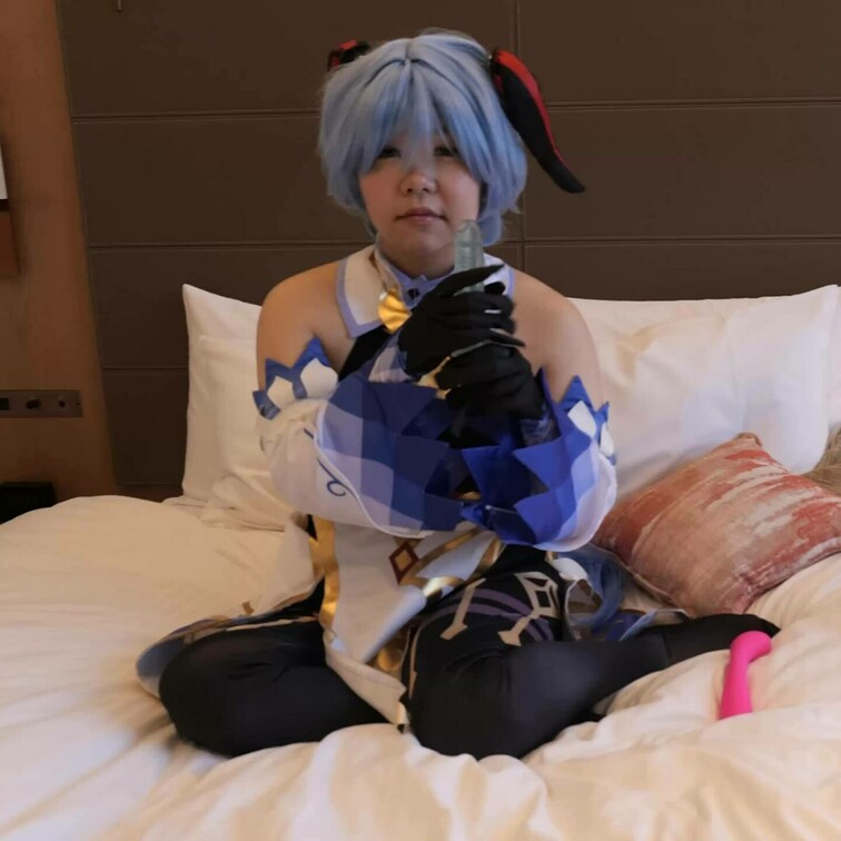 原神の甘雨コスに爆乳レイヤーさんに挑戦してもらいました。
オッパイの形がきれいなとってもえっちなレイヤーさんのです。