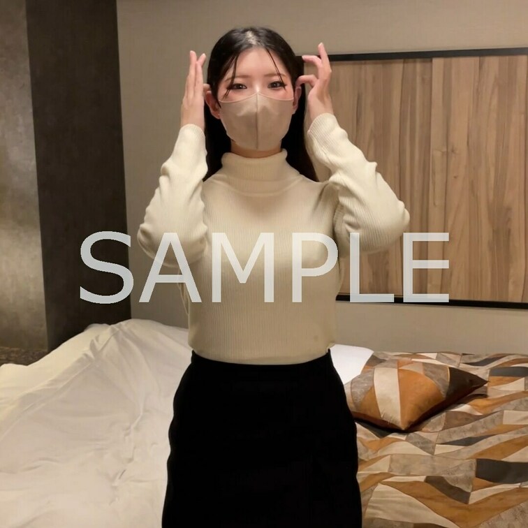 【卑猥な乳】という言葉がぴったりな胸を持つ彼女
ニット越しに膨らむ胸が生々しく
下着になるとブラからはみ出るほどのデ