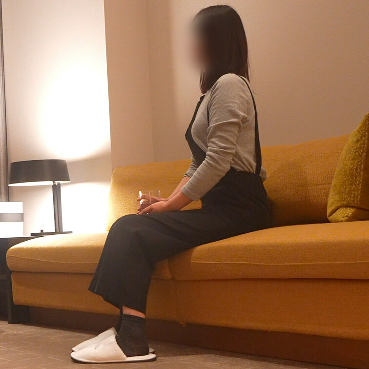 【旦那とのセックス中に「お○○○さん」と呼ばれて以来キスも無理に。結婚10年め36歳2児のママと密会】（1時間19分）