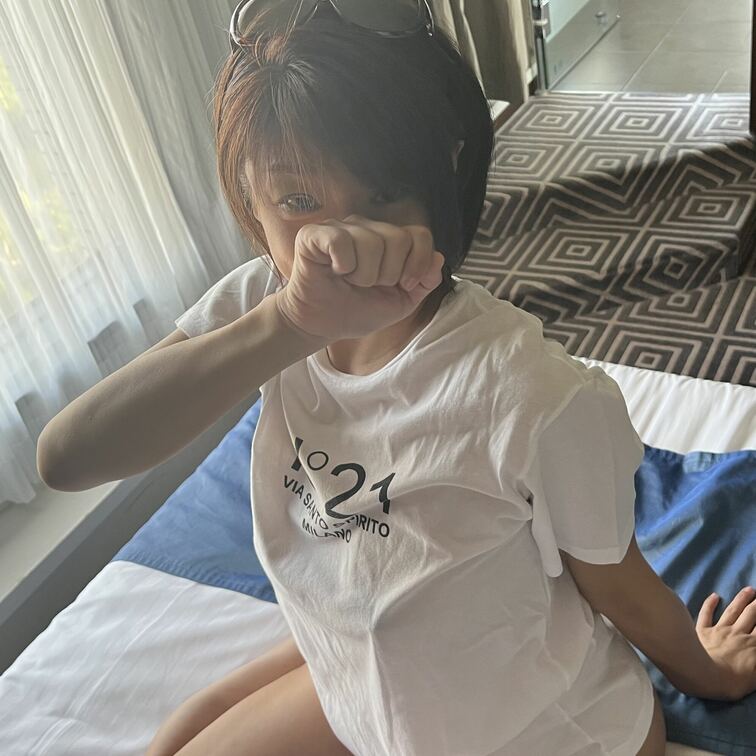 朝からぁ、、エロいって、、なんで、、
ちゃんとぉ、、シャツ、、着てるよぉ、、、
ブラ？、、、ううん、、つけてない、、