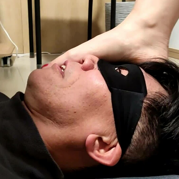 渚ちゃんの机の下で顔面両足立ち生足編
今回はどS渚ちゃんの生足でのM男責め。
生足で顔面を踏む踏む踏む。
もちろん