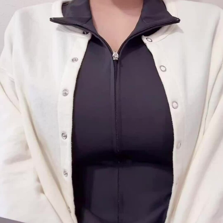 こんばんは🌛

ピチピチ制服姿
どうですか？？🖤✨

この続きはまた今度 ...🫣