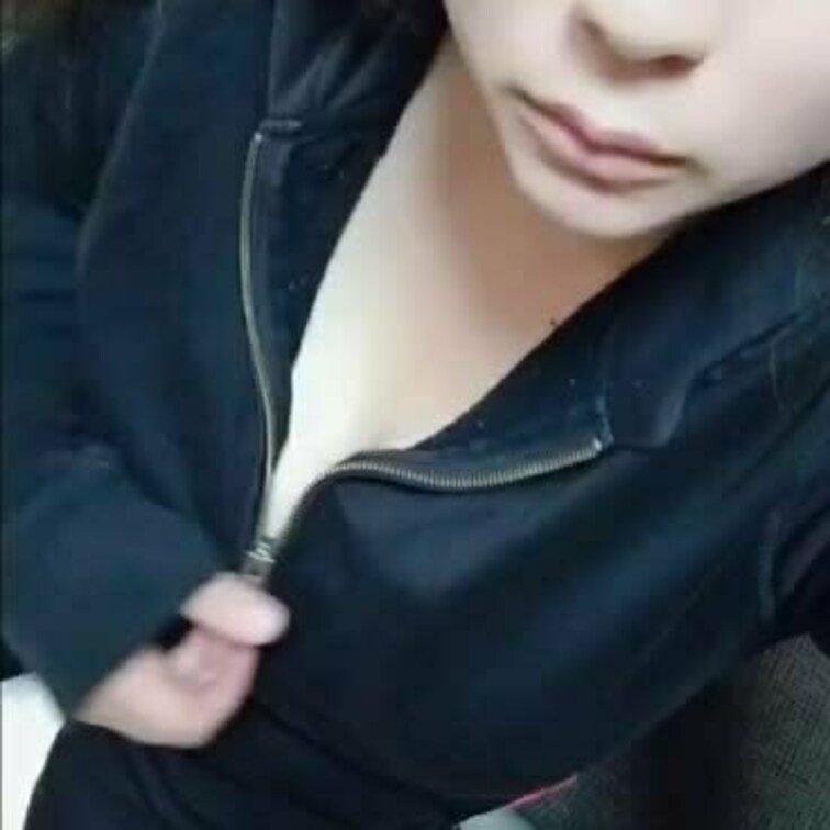 パーカーに半ズボンジャージという完全にリラックスしてる服装で、おっぱいぽよんぽよんして遊びました💓
黒いパーカーの下は