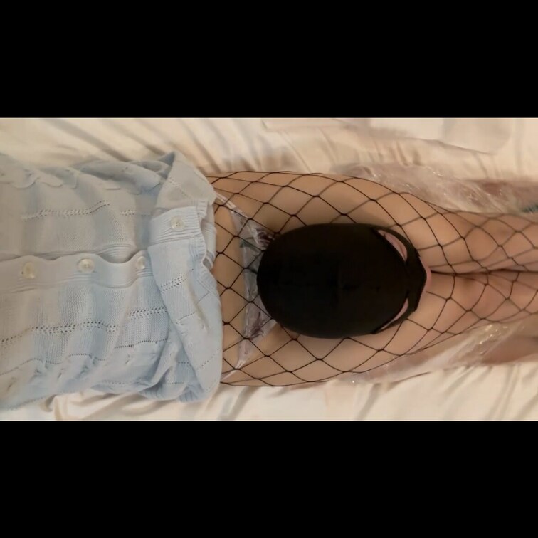 ラップでぐるぐる巻きで対抗できないM男くんを網タイツ太ももで休憩がてらしめあげる♡
