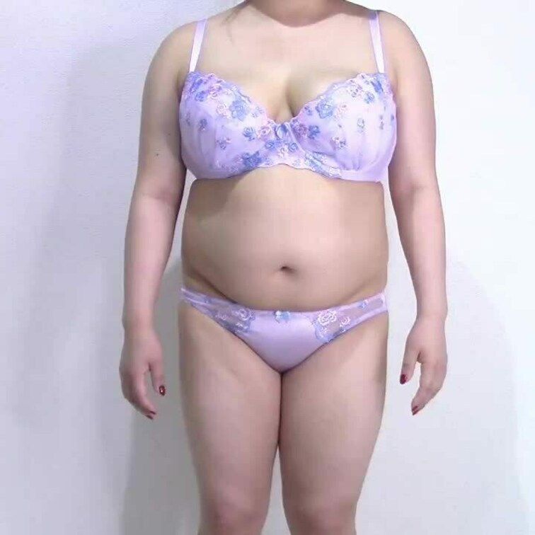 潮吹きクイーンほえーるちゃん
いつもパンティびしょびしょにしちゃうから、
3色のブラとパンティセットをプレゼント。