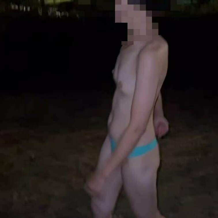 嫁ちゃんの露出お散歩😊
誰も居ないかそーっと覗いて確認して時すでに遅しやと思うけど😂