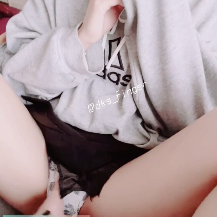 鷹取めぐみ SEX(vol.3)
人気○○○被写体モデルの鷹取めぐみさんとSEX。
立ちながら手マンからの潮吹き、喉奥へ押し込まれながらのイラマから生挿入。バックで何度もイきながら最後は背中にぶっかけ。 (1/2)