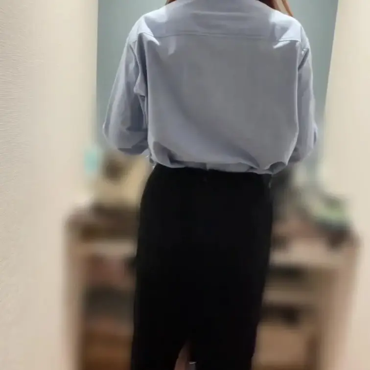 結衣です！今日は以前からご要望いただいてた、後ろからのアングルでの着替えシーンを撮ってみました...！
後ろから撮ると