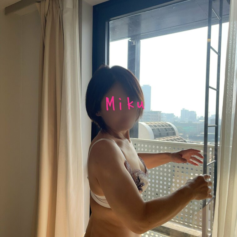 昨日食べすぎちゃって💦
ぽってりお腹になっちゃった🤭www
今日もよき日になりますように🥰💕