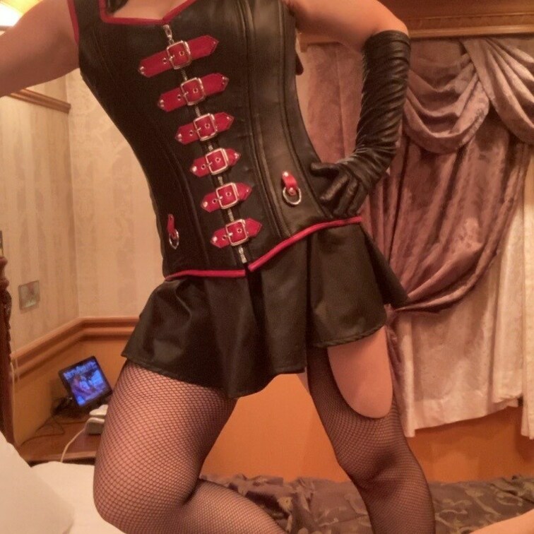 【○○○】レザーハイヒールで汚いマゾペニスを好きなだけ踏みつけて楽しみます。ペニスを踏まれて喜ぶなんて気持ち悪いマゾね。