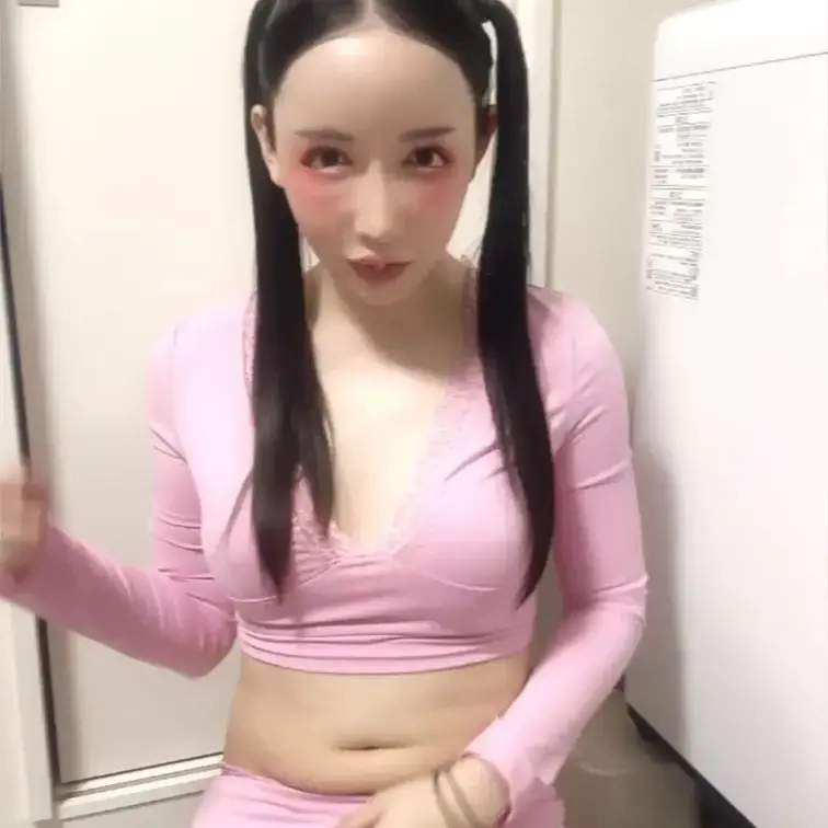 撮影する場所がないのがすぐわかる構図
体がだらしなく下品になってきてるw❤️
色々あって食に逃げてたツケが〜
動画