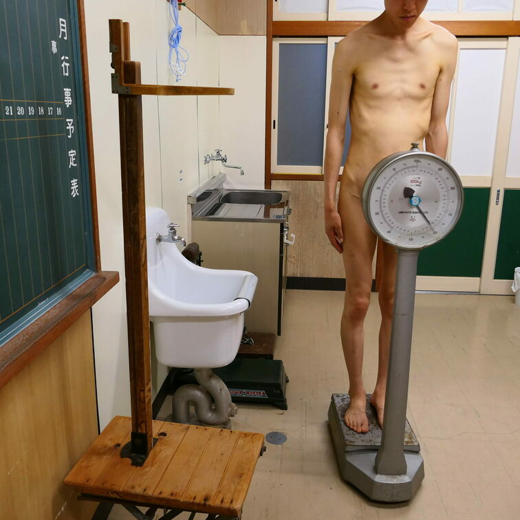 生徒がいる中で全裸で身体測定