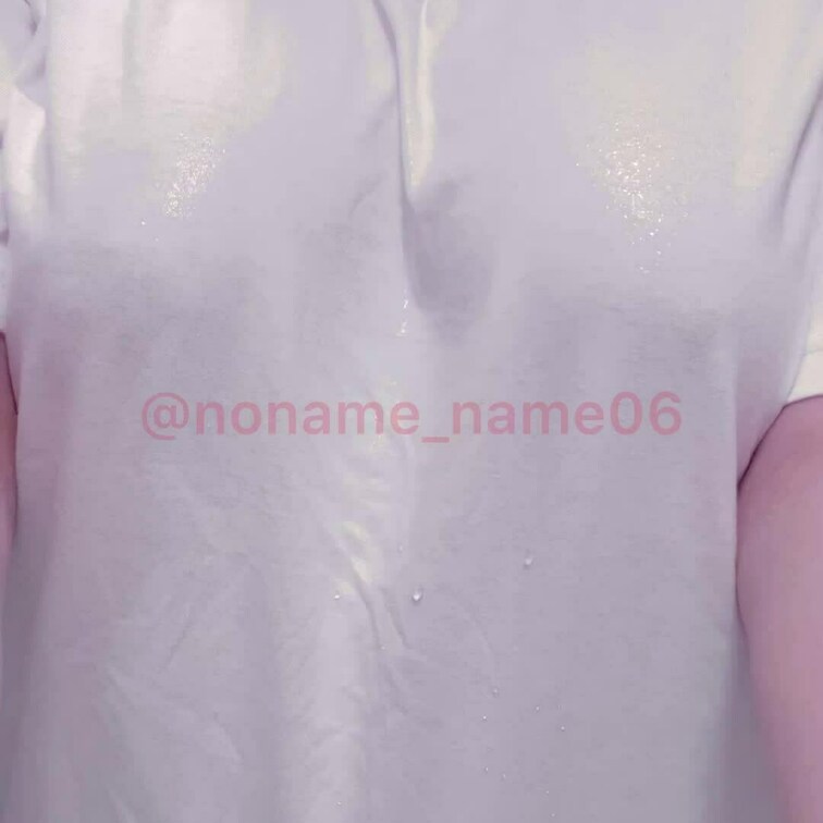 ドンキのTシャツ、濡れたら透けるのかな？
と思って霧吹きで濡らしてみたよ////