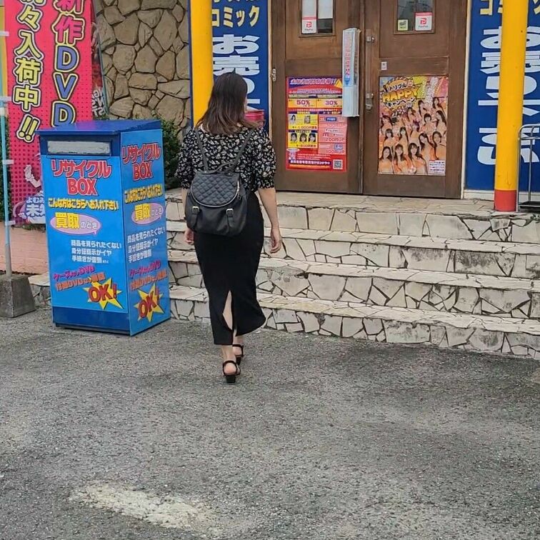 今日は福岡市内のアダルトショップに行ってきました( *´艸｀)

こちらのお店ではありませんが夫がオーナーさんに撮影の交