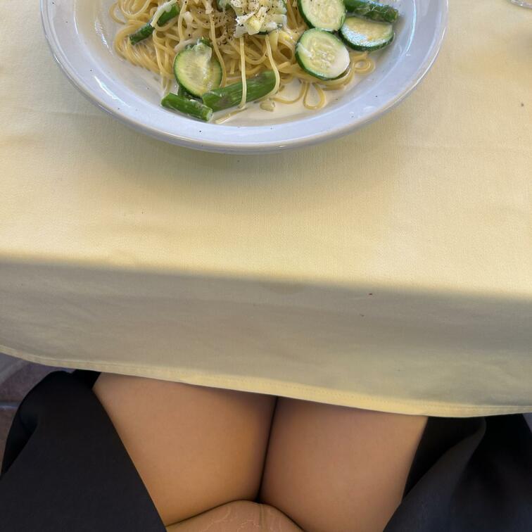 こんばんは！そうそう、露出デートでランチもしました🥰
テラス席で周囲に人も多かったからこんなのしか撮れなかったけど…。