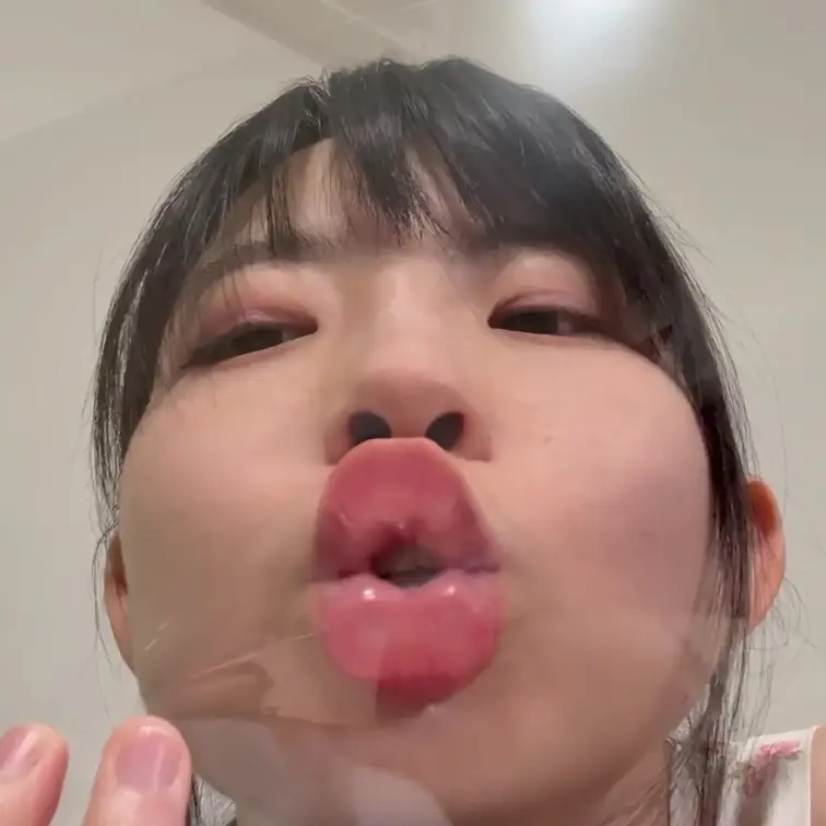新しい透明フィルムを舐めたり、キスしたりします。
特殊なビデオです。
舐められている気分で見てね！