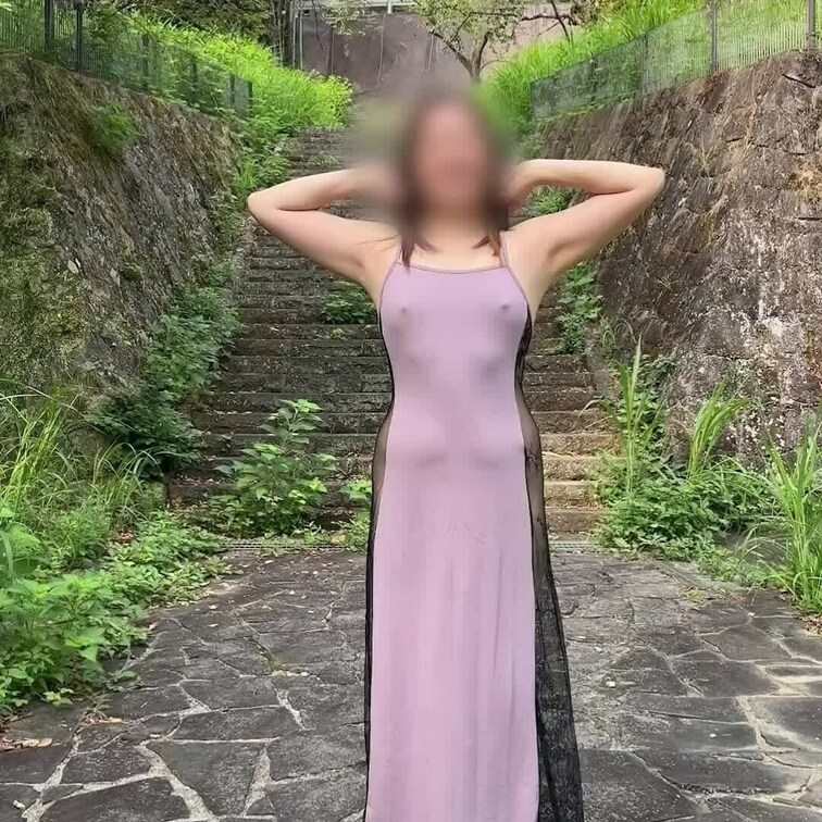 どこで着ていいかわからないサイドがレースの
透けドレスだったけど着てもらったら意外と
エロかったです😊